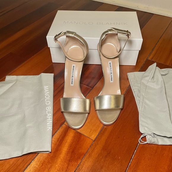 Manolo Blahnik gold ankle strap sandal - Picture 2 of 7